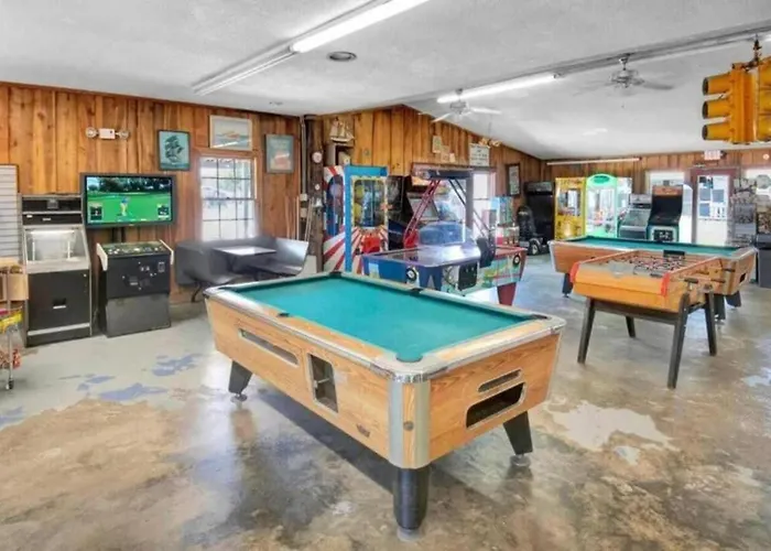 Unique Cabin Near Surf City With Loft And Parking