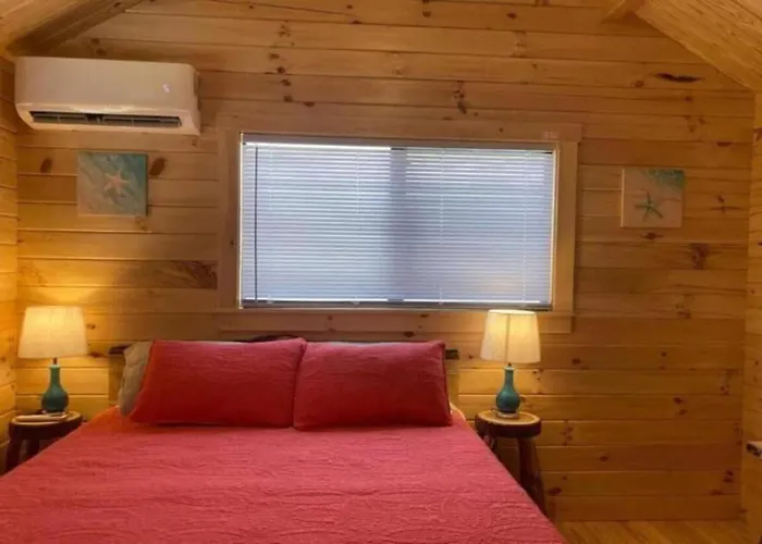 Unique Cabin Near Surf City With Loft And Parking